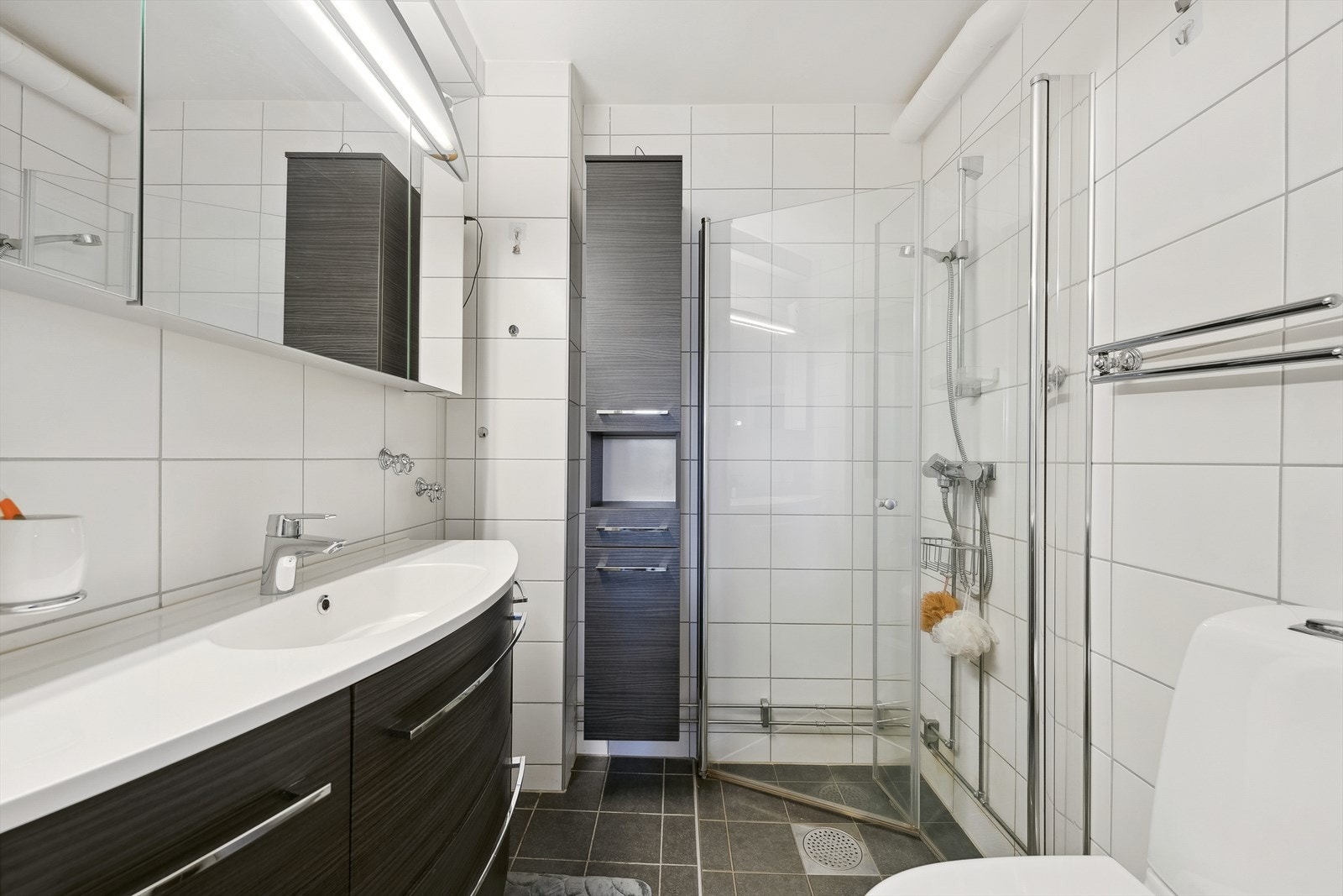 Lekkert bad med mye skapplass Galleribilde