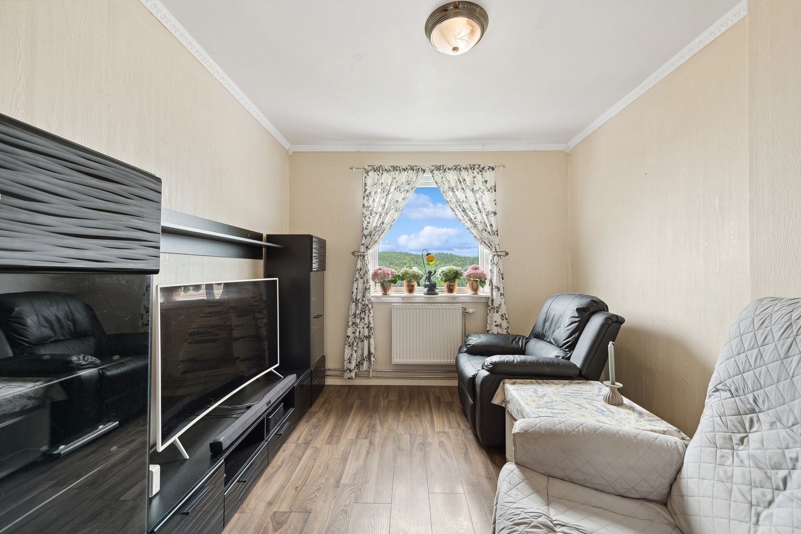 Potensielt soverom innredet idag som stue Galleribilde