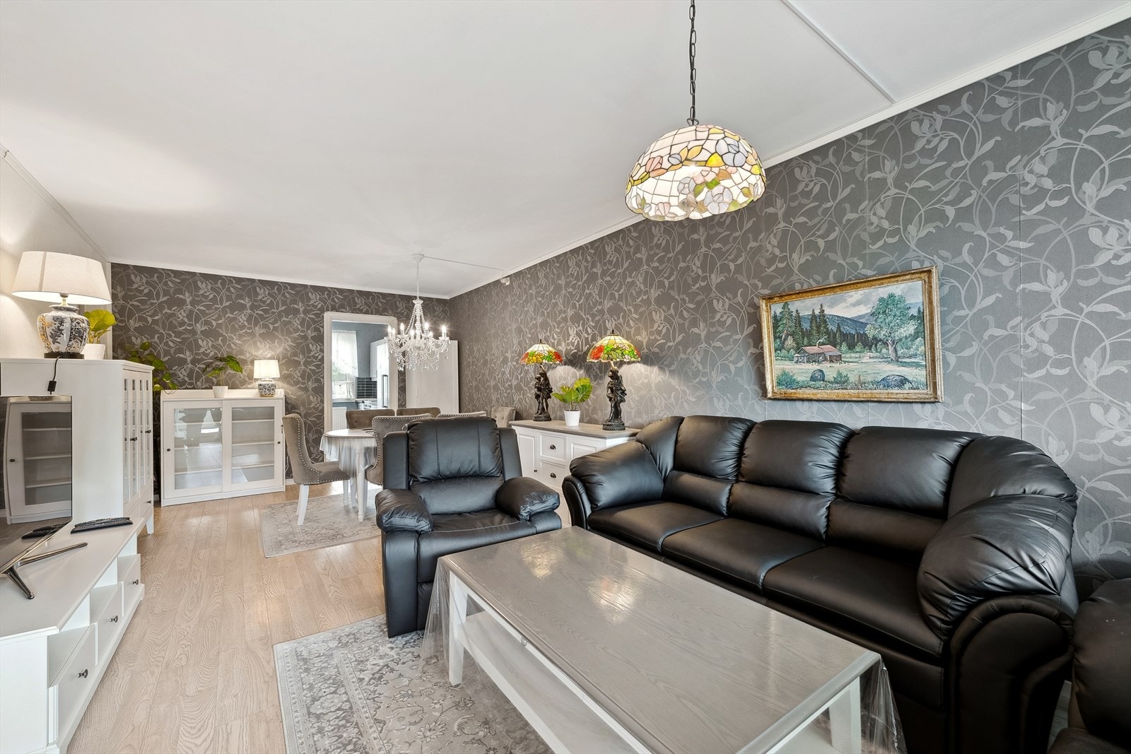 Romslig stue med god plass til møblering Galleribilde