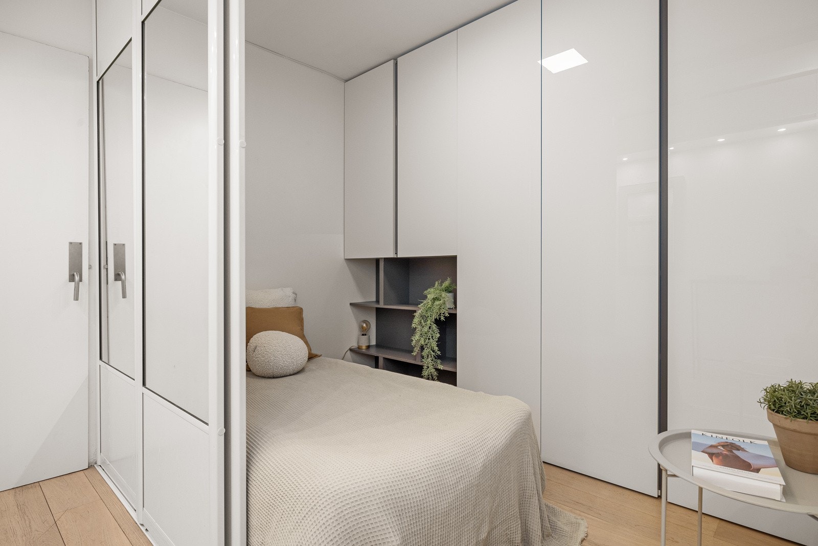 Plass til seng og nattbord, samt medfølgende garderobeskap som gir godt med oppbevaring. Galleribilde