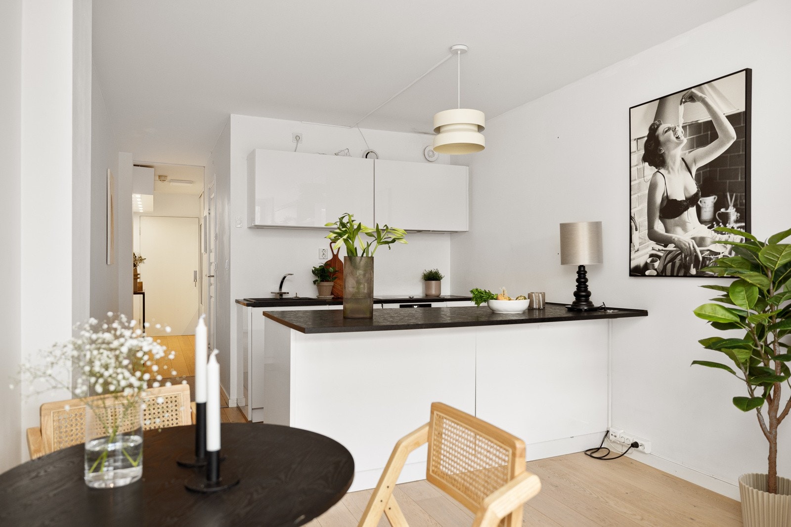 Plass til spisebord for hyggelig sammenkomster. Galleribilde