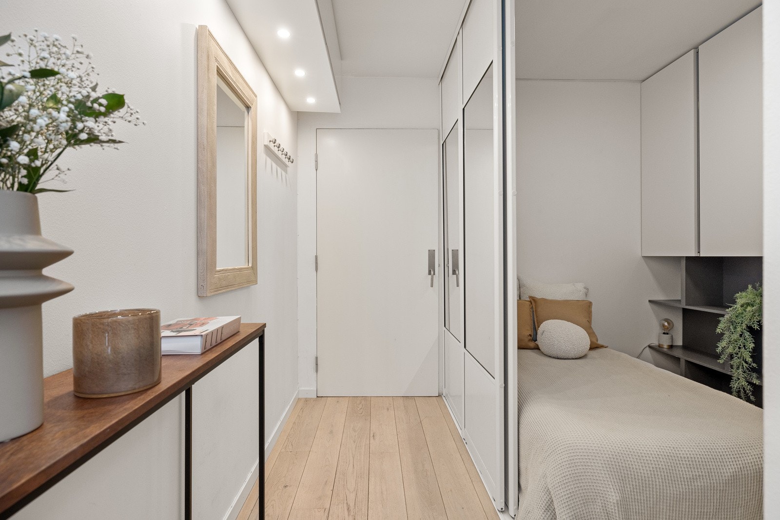 Mellomgang mot sovealkove. Galleribilde