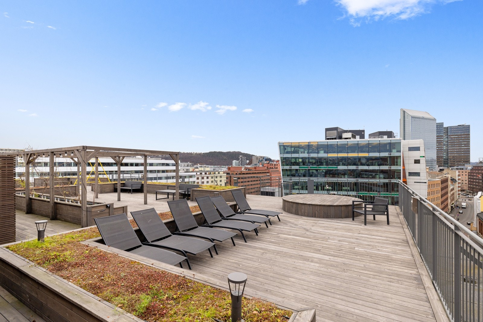 På den fellestakterrassen har man flere sittegrupper, solsenger etc. til fri benyttelse av beboerne. Galleribilde