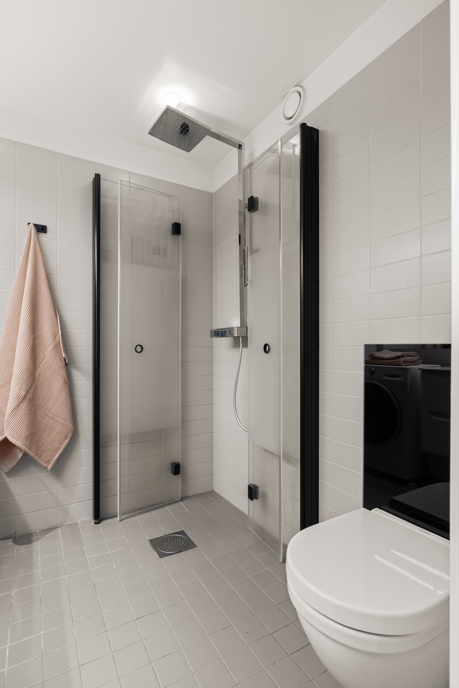 Opplegg for vaskemaskin. Vannrør av typen forkrommede rør. Synlige avløpsrør av plast. Balansert ventilasjon. Galleribilde