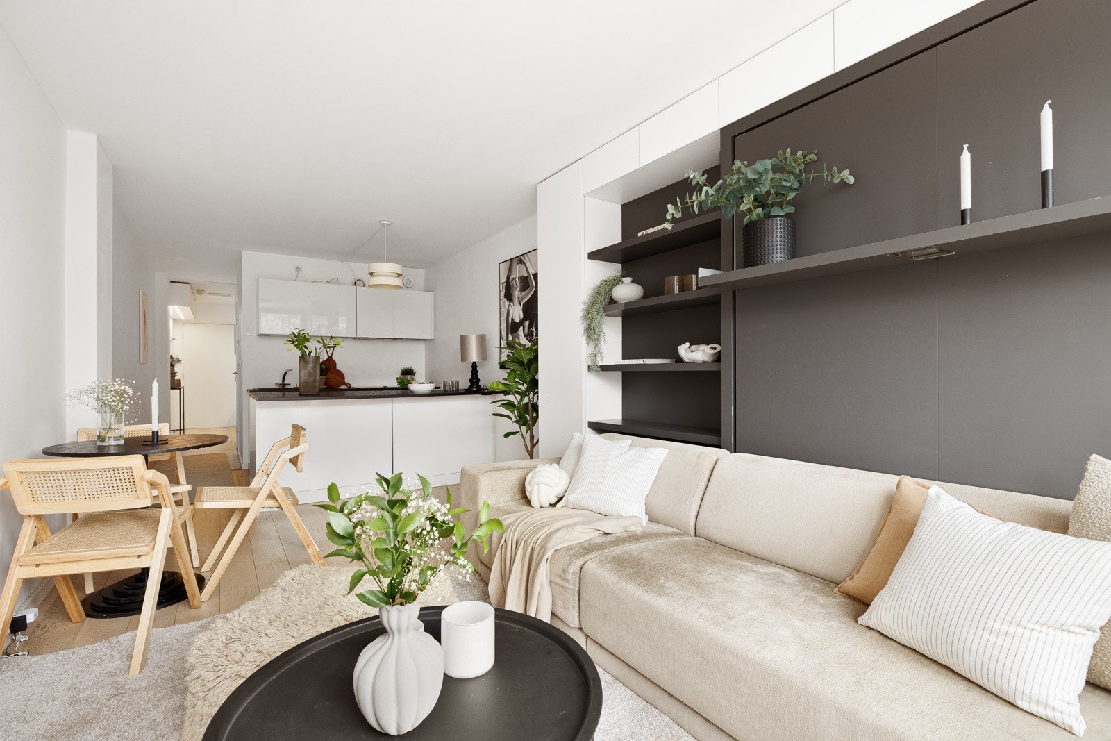 Stuen ligger i åpen løsning mot kjøkkenet og skaper en sosial og luftig planløsning. Galleribilde