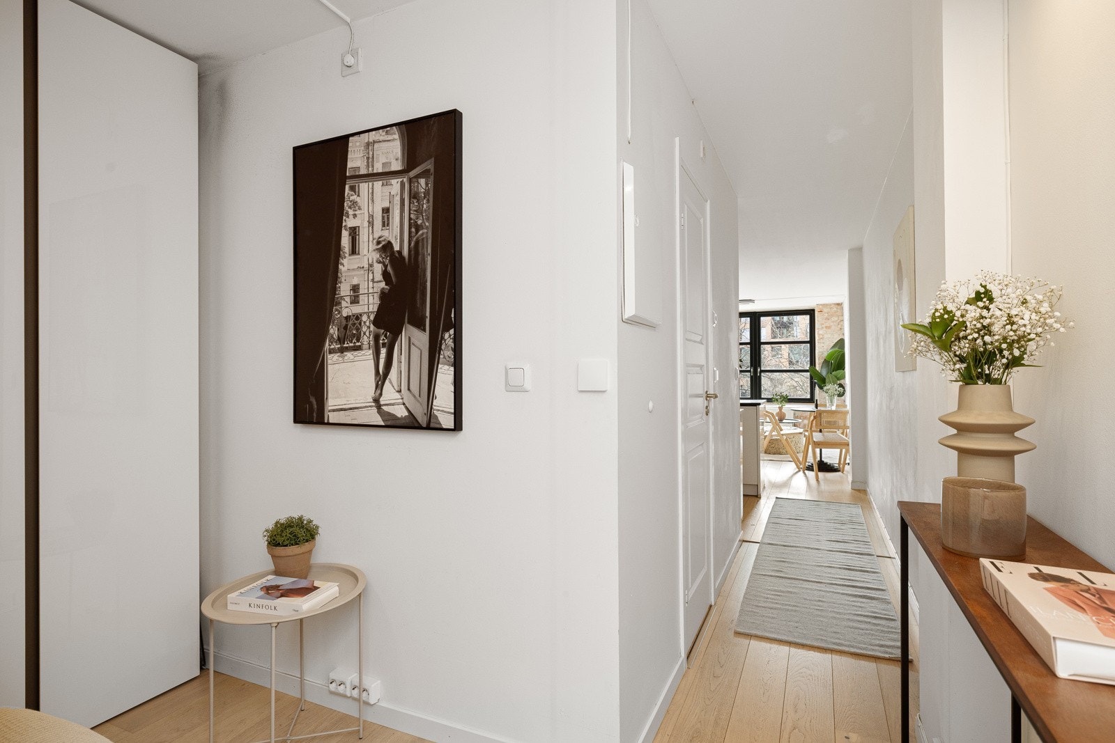 Hyggelig og innbydende entré med plass for oppheng av ytterklær og plassering av sko. Galleribilde