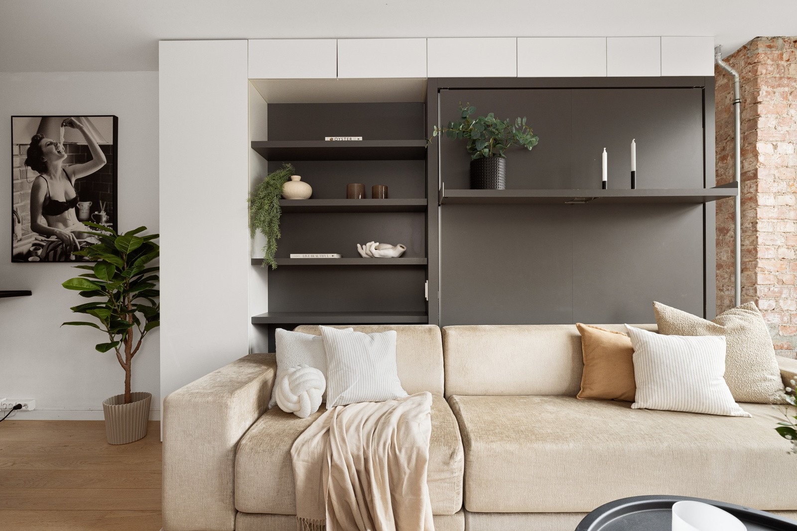 Boligen oppleves arealeffektiv med flotte, plassbygde løsninger. Galleribilde