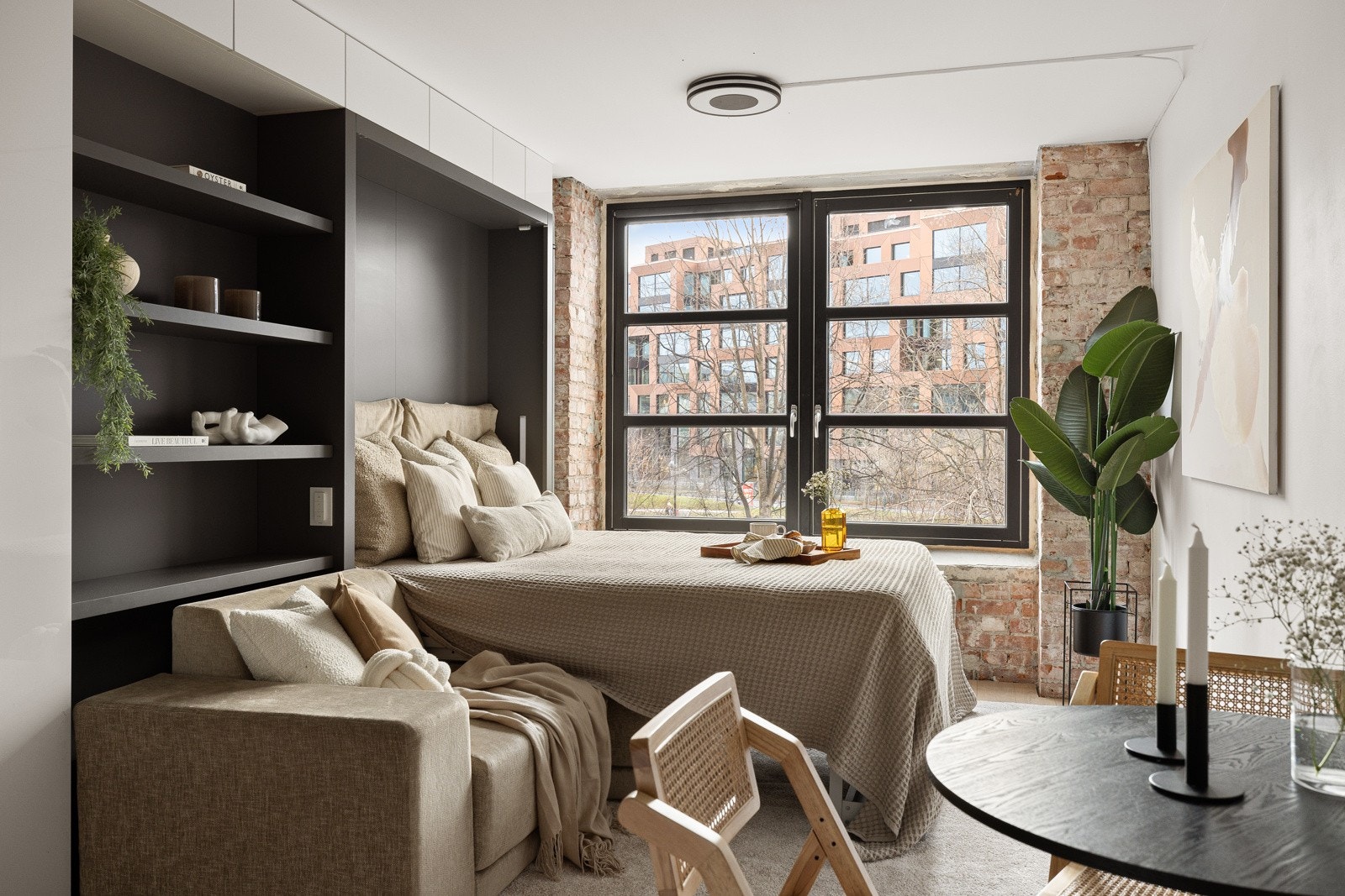 Praktisk sofa og nedtrekkbar seng i stuen medfølger. Galleribilde