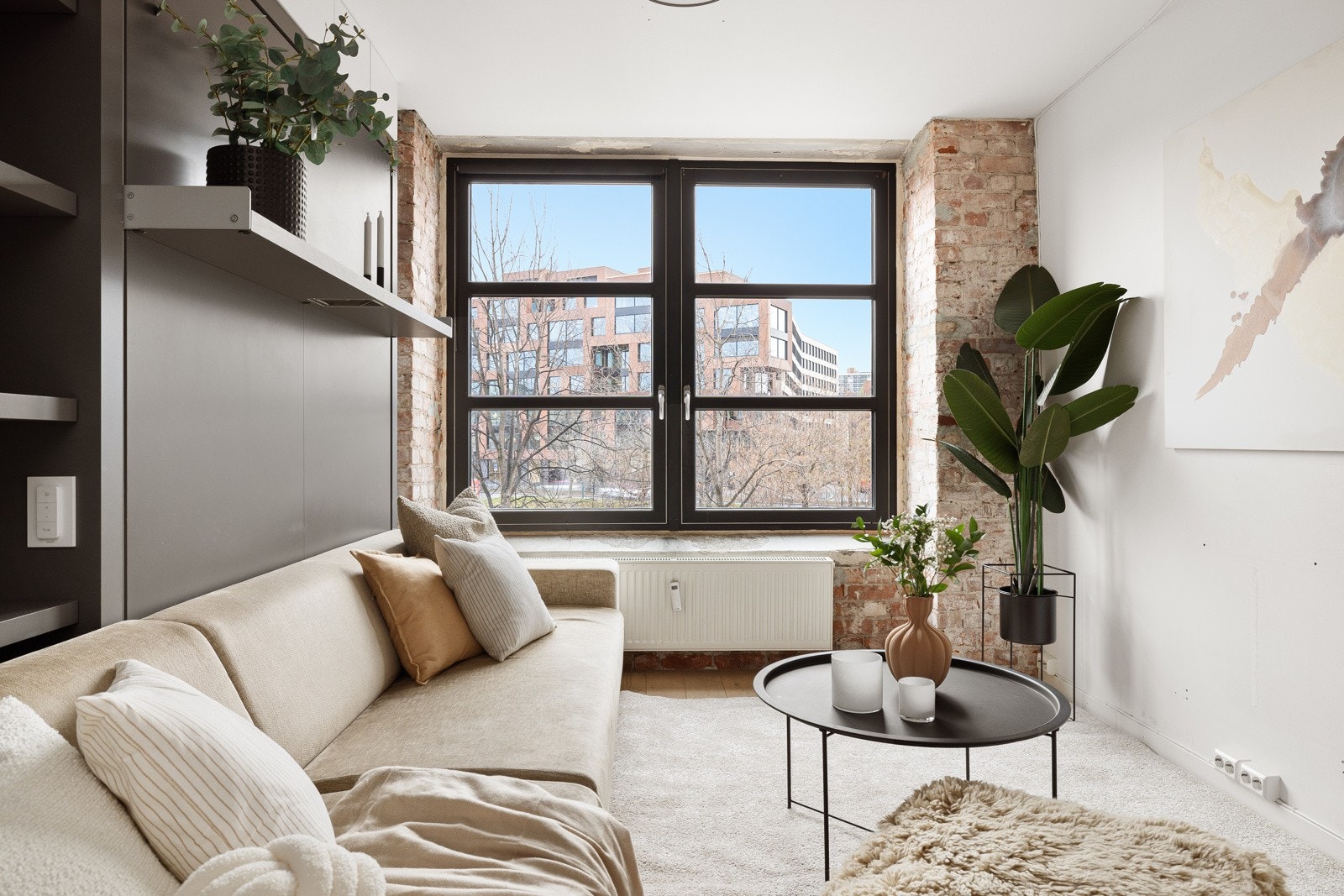 Stort vindu gir svært godt lysinnslipp og skaper en luftig atmosfære. Galleribilde