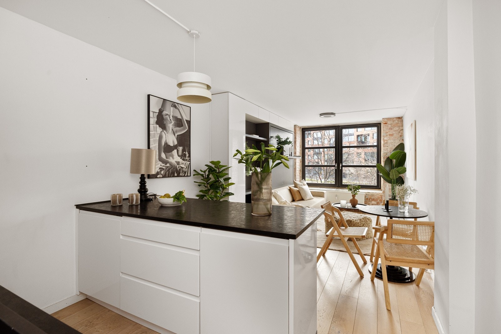 Lys, pen innredning fra 2006 med medfølgende hvitevarer. Galleribilde