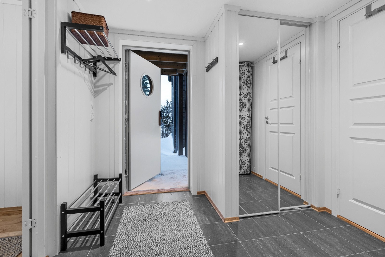 Velkommen inn i en lys og romslig gang - varme i gulv og skyvedørsgarderobe Galleribilde