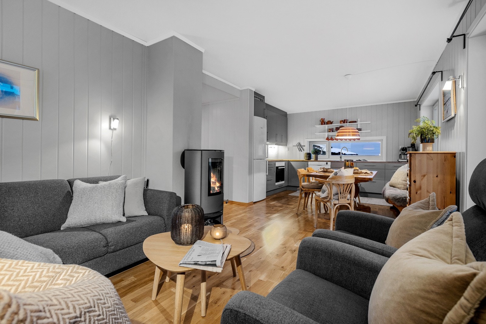 Romslig stue med moderne fargevalg. Galleribilde