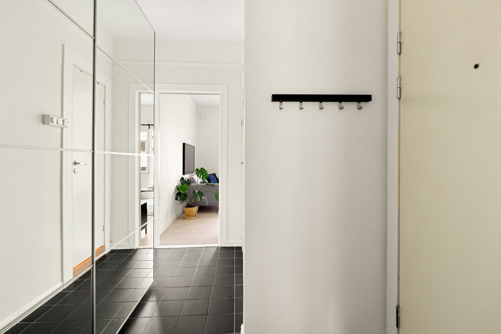 Hyggelig entré/gang med plass til oppheng av yttertøy og plassering av sko. Det er ytterligere oppbevaringsmuligheter i stor skyvedørsgarderobe med speilfronter. Galleribilde