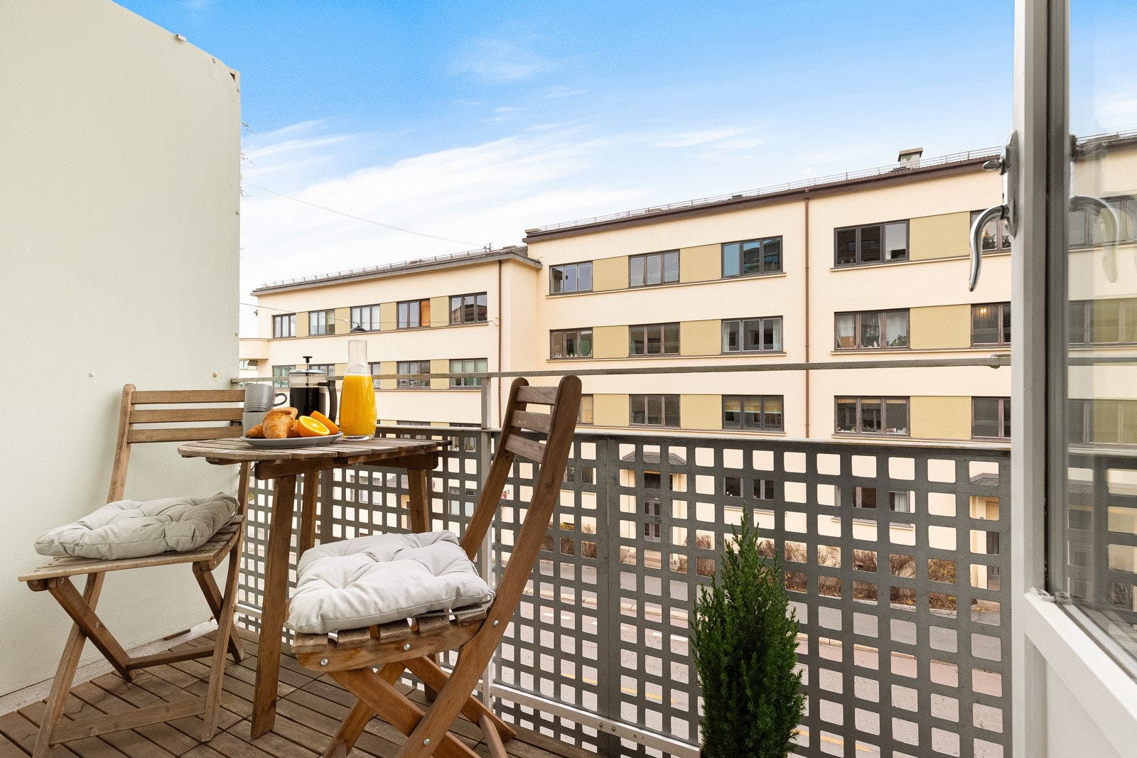 På sommerstid kan solen nytes fra ettermiddag til kveld. Galleribilde