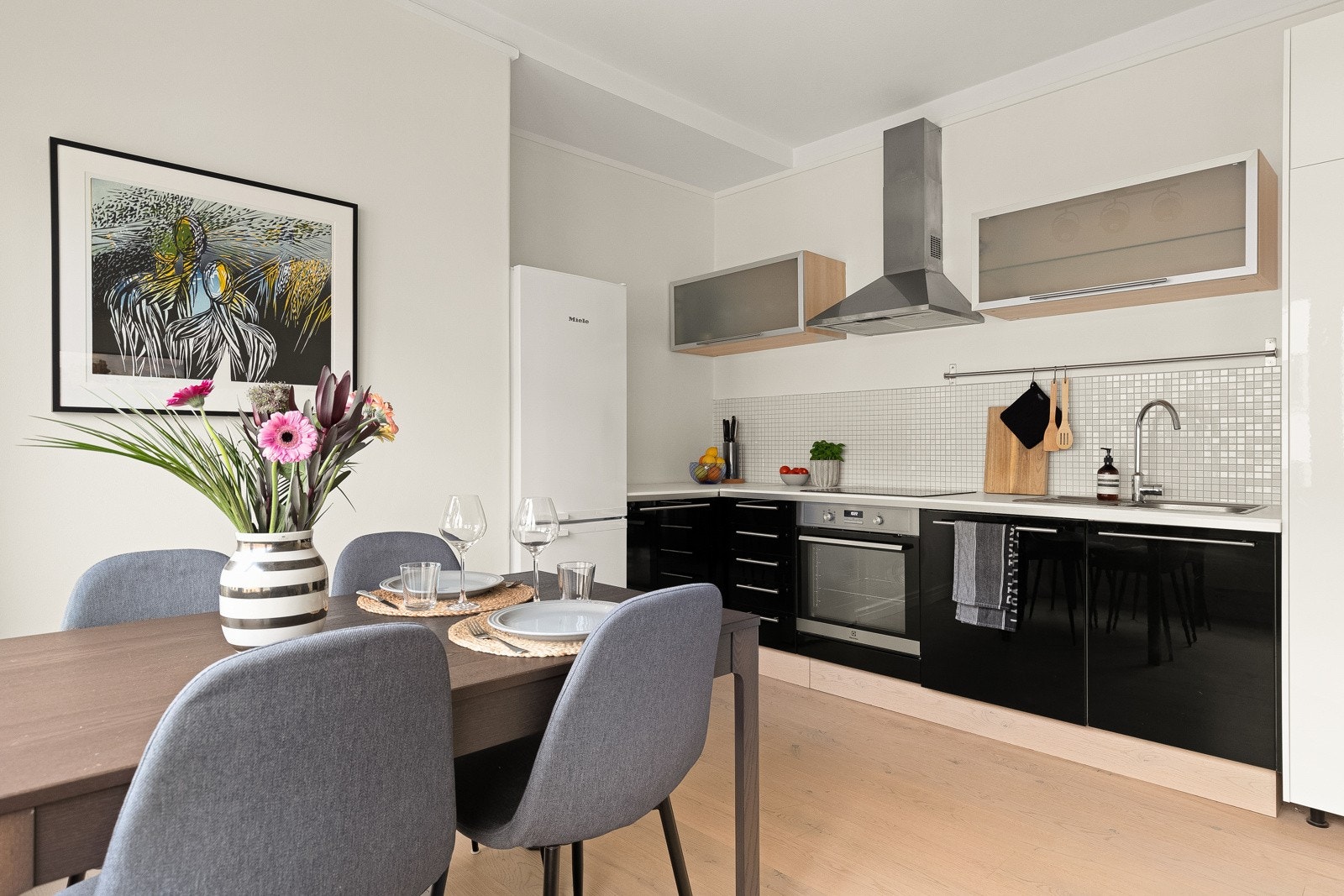 Pen og velholdt kjøkkeninnredning med glatte, folierte høyglans fronter. Galleribilde