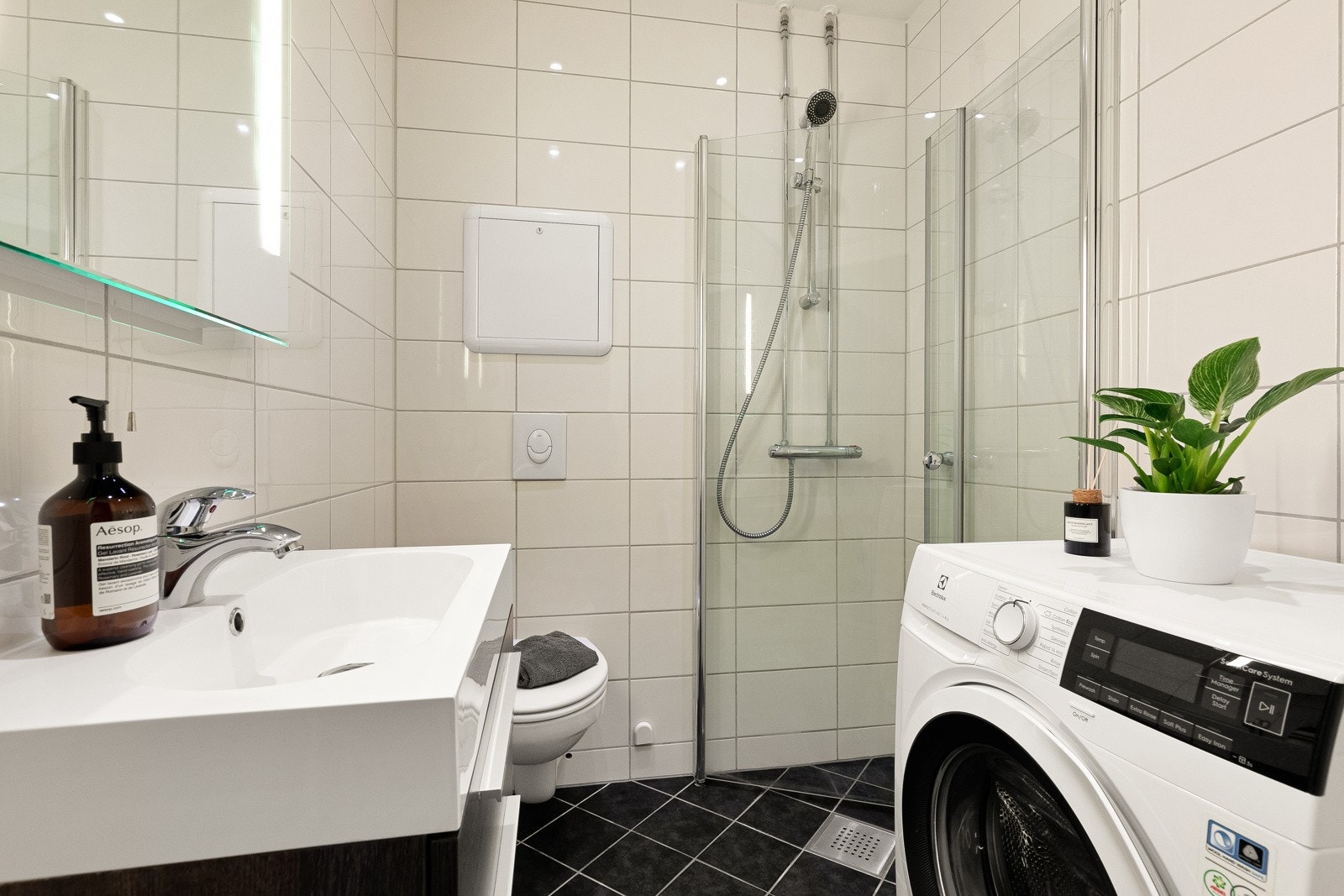 Totalt modernisert baderom fra 2015 uført i regi av borettslaget i forbindelse med felles våtromsprosjekt. Galleribilde