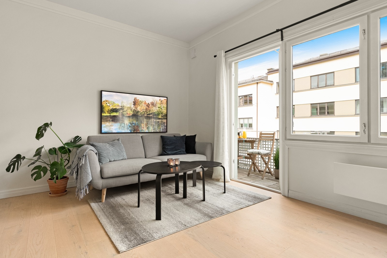 Romslig stue med god plass til sofaseksjon, mediemøblement og spisestue. Galleribilde