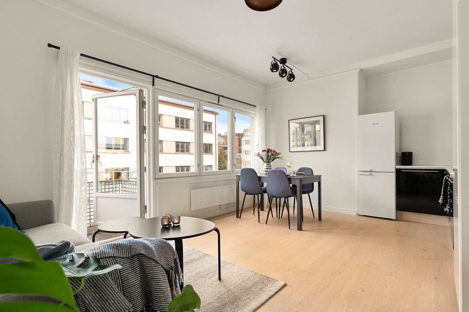 De store vindusflatene i kombinasjon med en generøs himlingshøyde 2,73 meter skaper en luftig atmosfære. Galleribilde