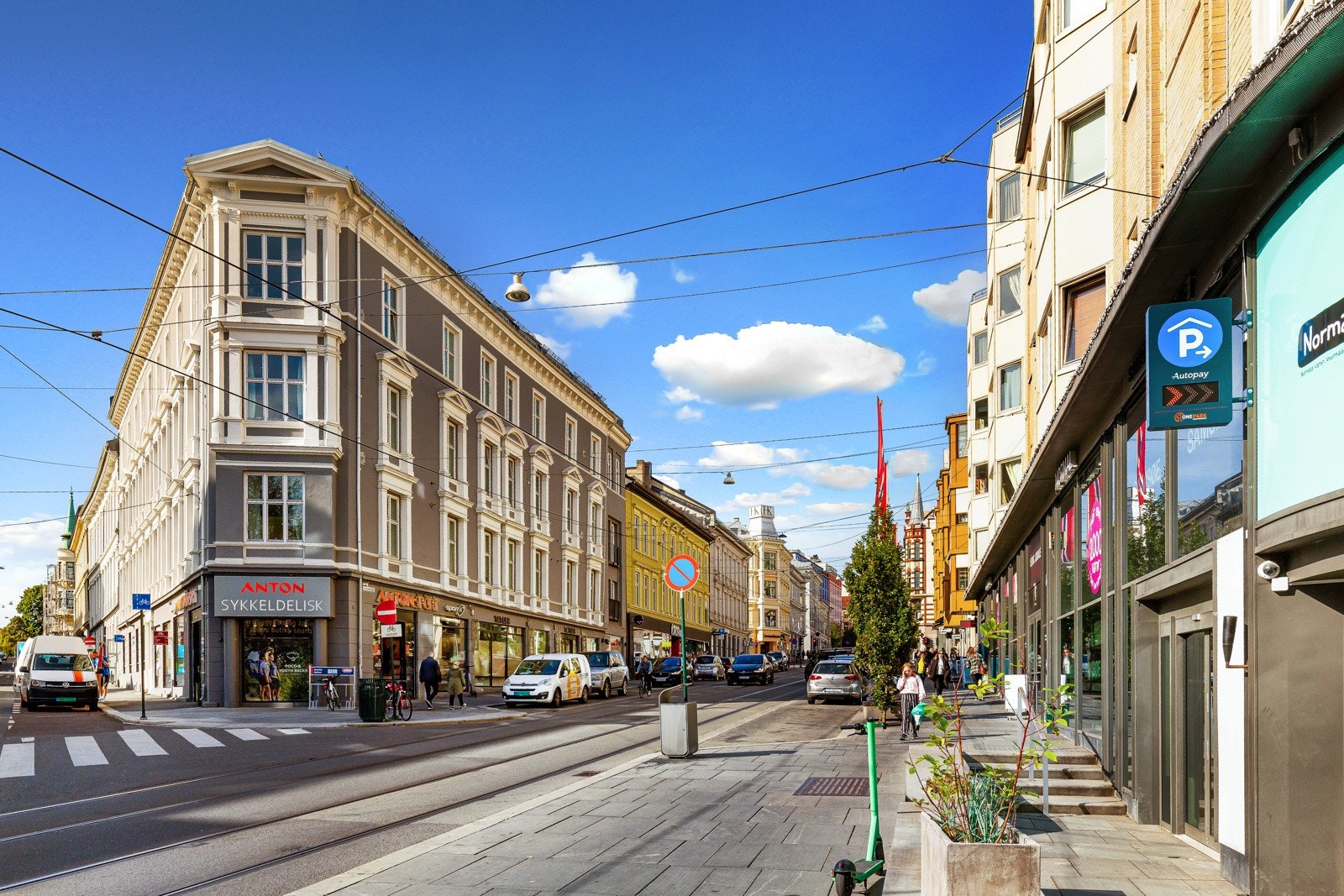 Fasjonable Bogstadveien finner du like i nærheten. Her finner du alt av fasiliteter og servicetilbud. Det er også kort vei til Karl Johans gate og attraktive Aker Brygge. Galleribilde
