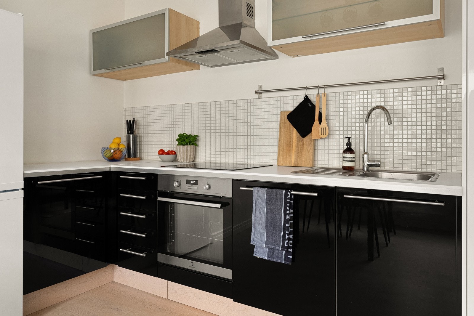 Innredningen er utstyrt med integrert induksjonsplatetopp, stekeovn og oppvaskmaskin, samt plass til frittstående kjøleskap. Galleribilde