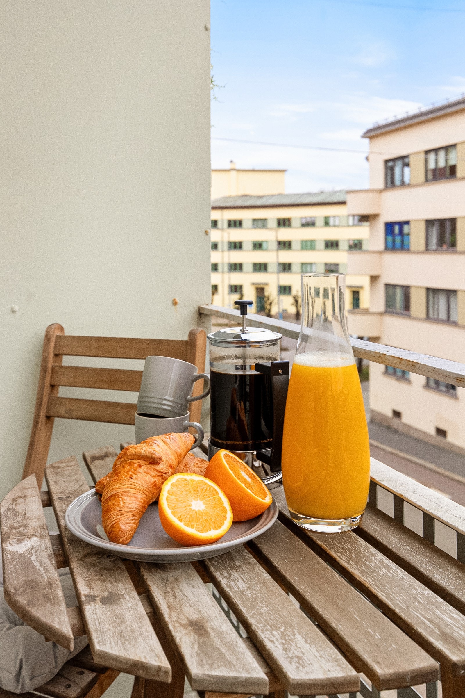 Fra stuen kan man stige ut på solrik, nordvestvendt balkong på ca. 2,4 kvm. Galleribilde