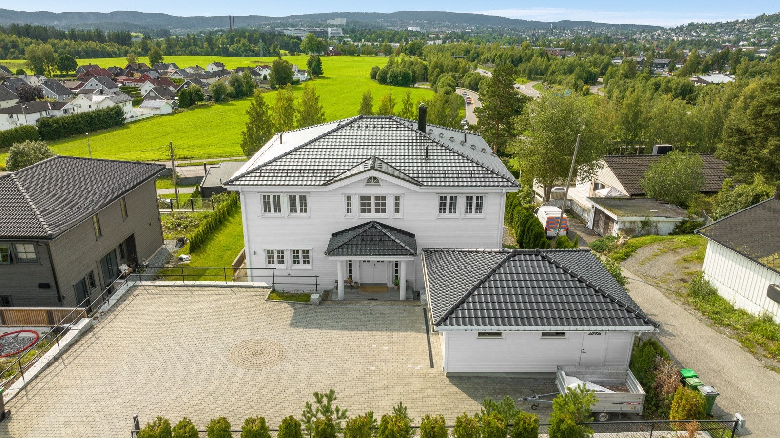 Velkommen til Bassengåsen og en herskapelig enebolig på hele 492m². Presentert av Proaktiv v/Petter Aure. Galleribilde