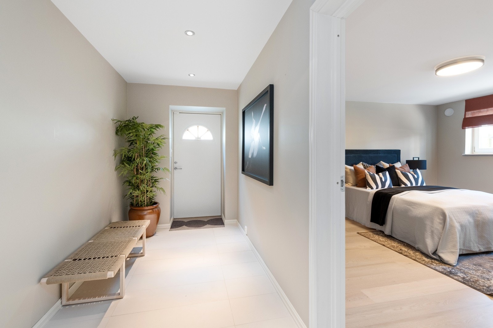 Komplett innredet u. etg. som også har egen inngang. Galleribilde