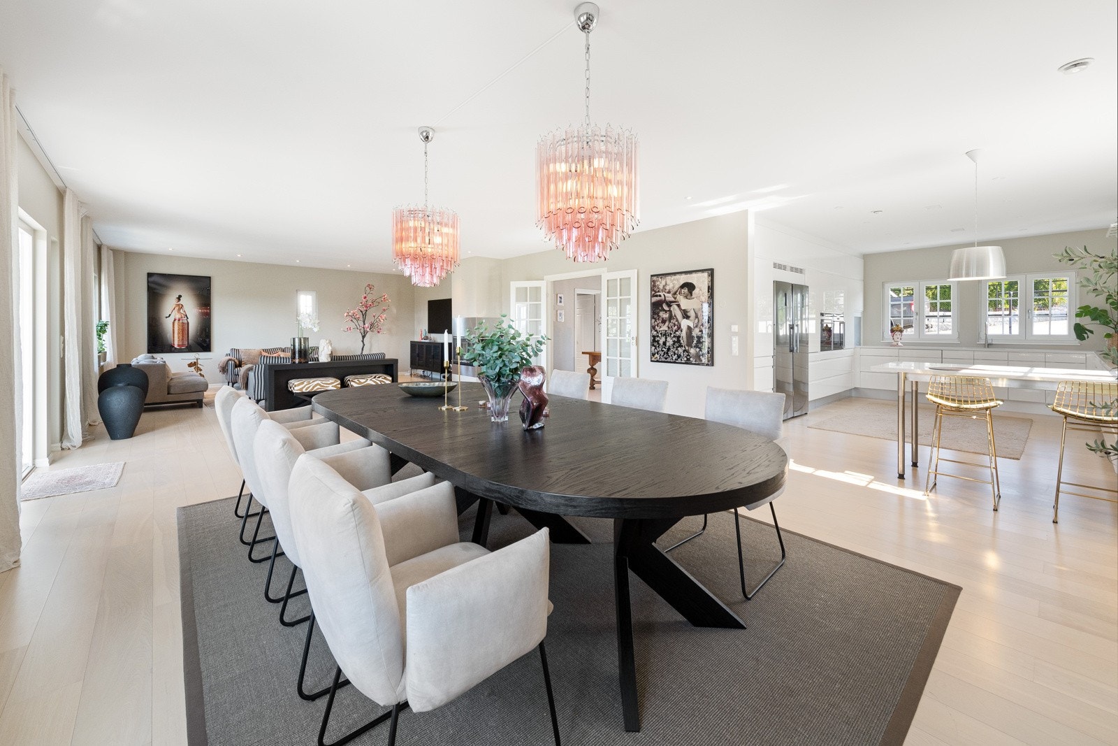 Det er plass til stort langbord for familiemiddager og sosiale sammenkomster. Galleribilde
