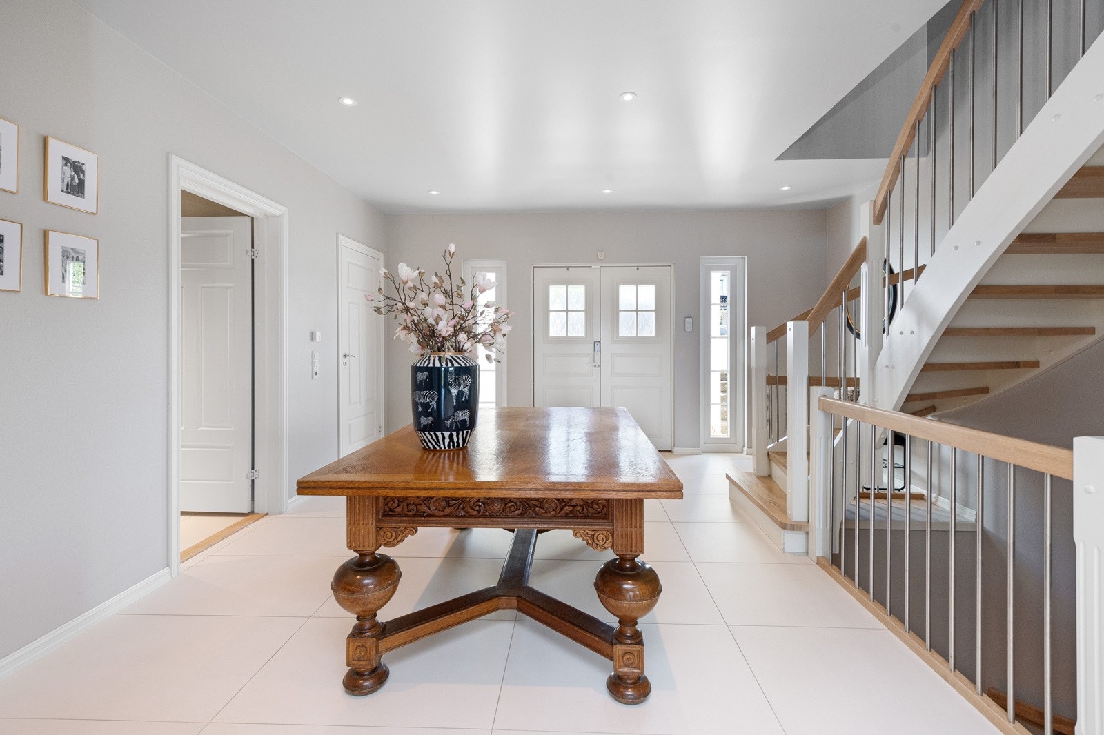 Stor, lys og åpen hall - et solid førsteinntrykk. Velkommen inn. Galleribilde