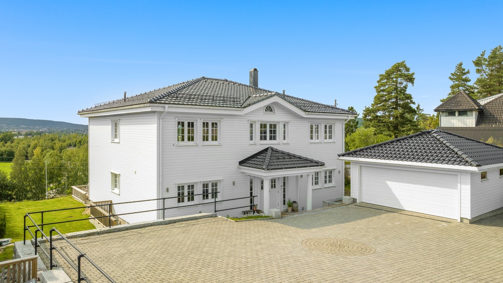 1004 kvm eiet tomt, stor stenlagt gårdsplass. Dobbelgarasje 41 kvm. Galleribilde