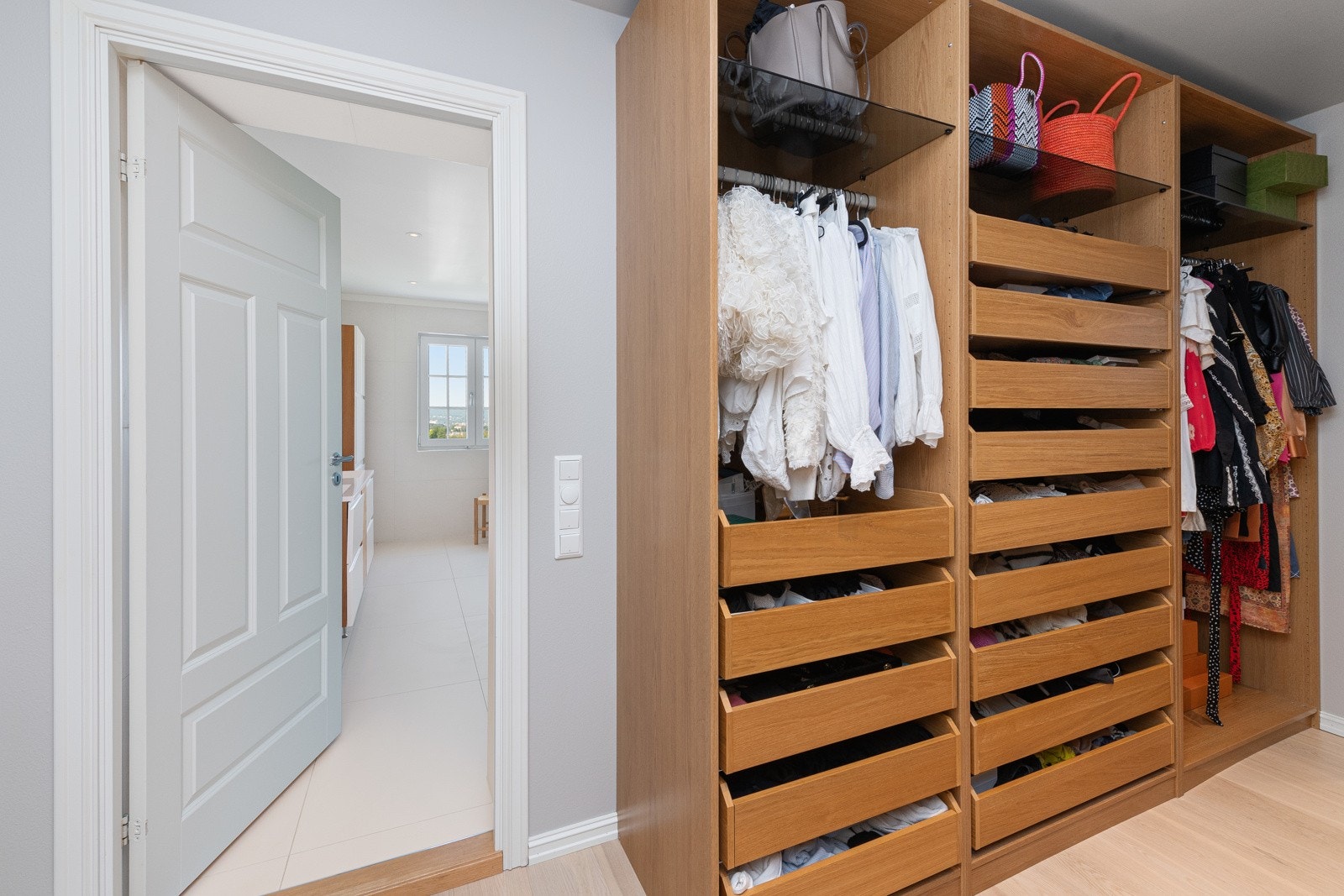 Walk in closet i masteravdelingen. Galleribilde