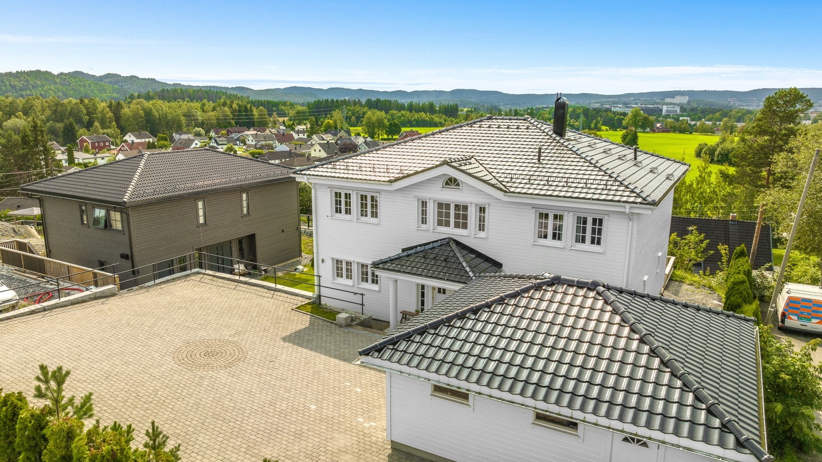 Attraktivt beliggende i etablert villastrøk på Bassengåsen med nærhet til alle servicetilbud på Strømmen og i Lillestrøm. Galleribilde