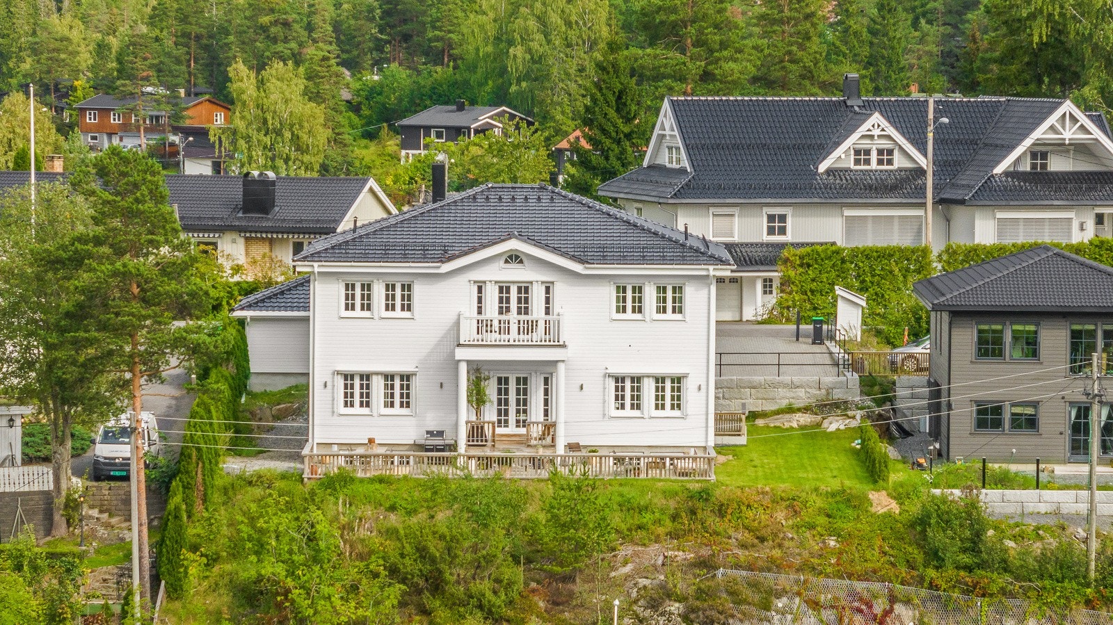 Huset har bl.a. en 84m² terrasse samt balkong i 2. etasje. Dobbel garasje. Full u. etg. med egen inngang. Galleribilde
