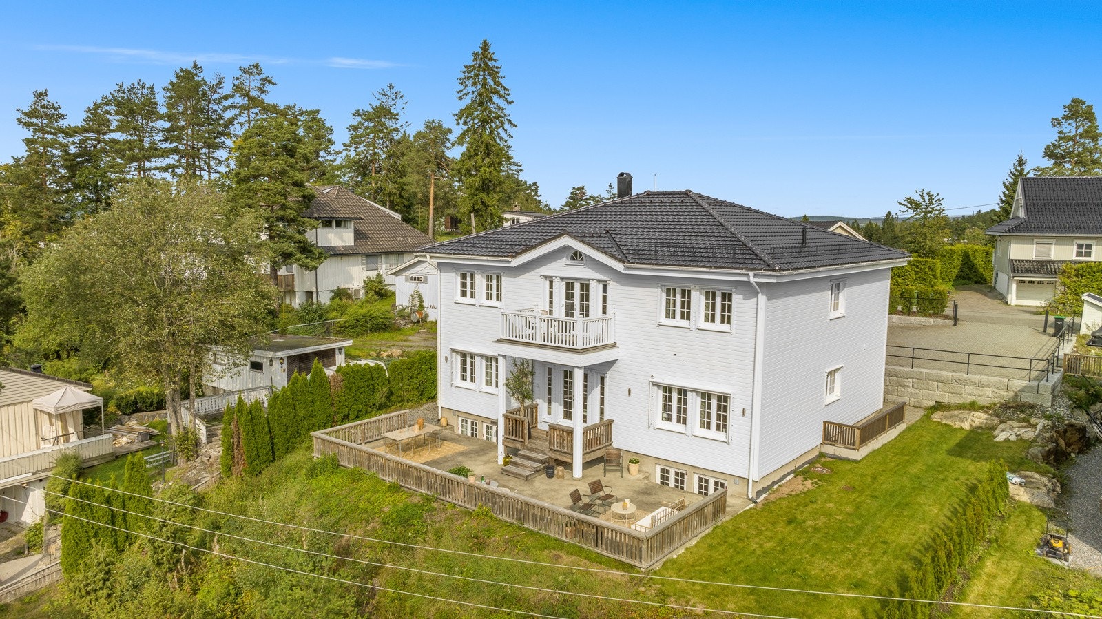 Velkommen til Bassengåsen og en herskapelig enebolig på hele 492m². Presentert av Proaktiv v/Petter Aure. Galleribilde