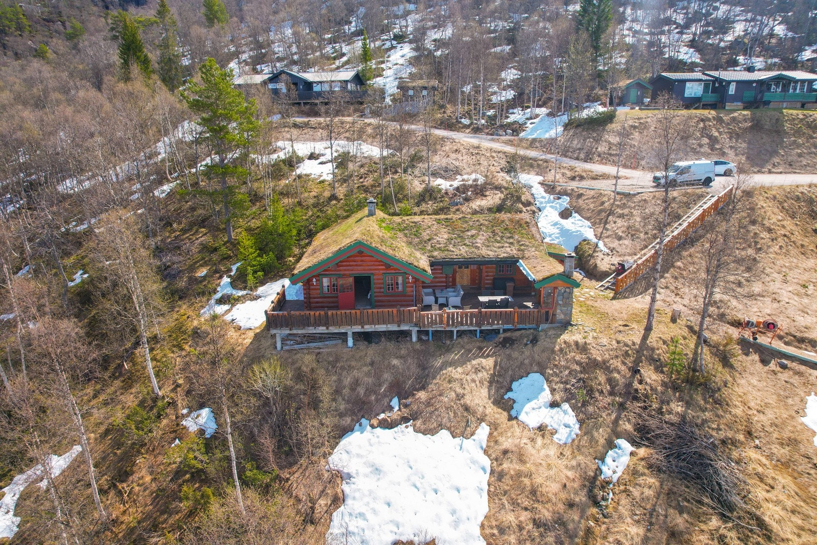 Hytten ligger luftig til med vid utsikt over Hartevann Galleribilde