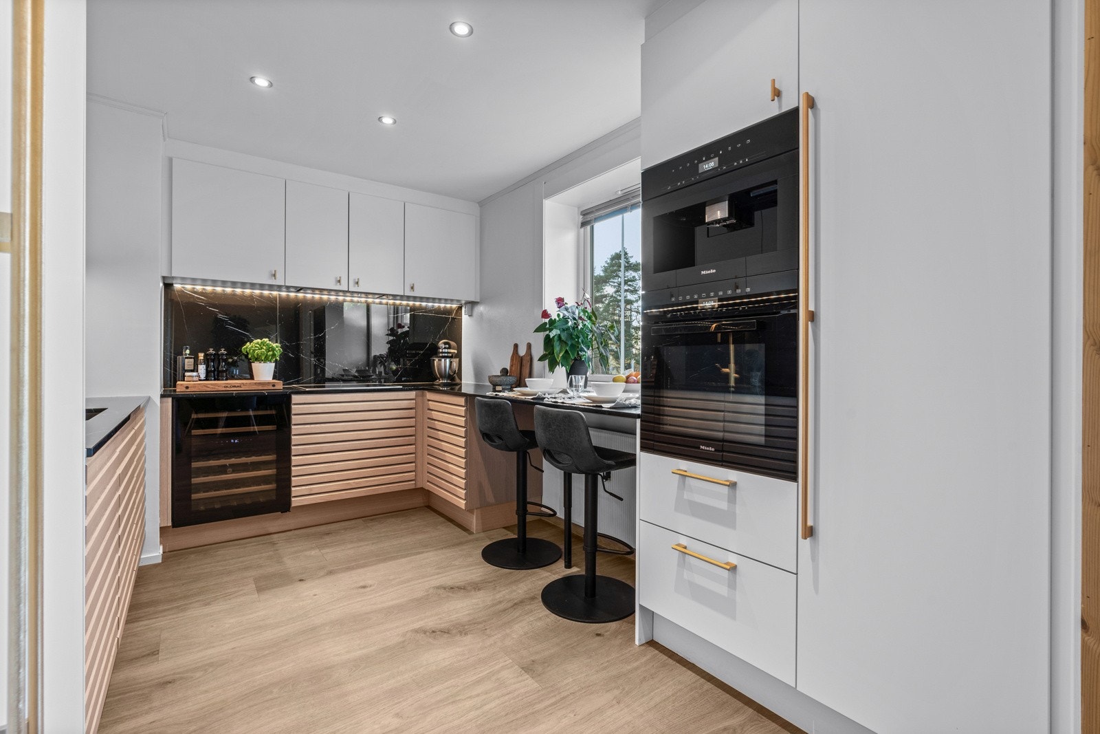 Moderne og svært tiltaelende design-kjøkken fra HTH, oppgradert i november 2021. Galleribilde