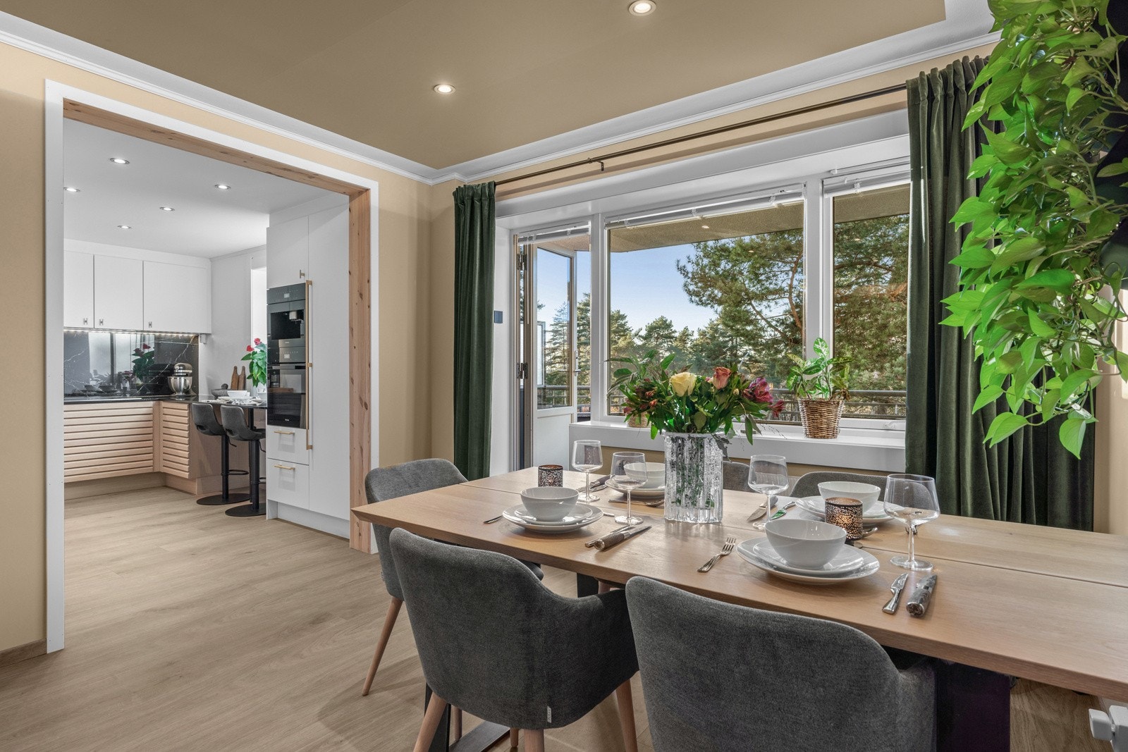 Leiligheten får godt med naturlig lysinnslipp fra store vindusflater. Vinduene og balkongdøren ble skiftet i regi av borettslaget i 2014. Galleribilde