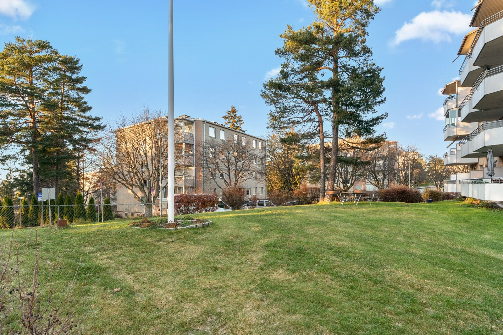 Boligen har en flott internbeliggenhet på Oppsal med nærhet til daglivarebutikk, skole, barnehage og Østmarka. Galleribilde