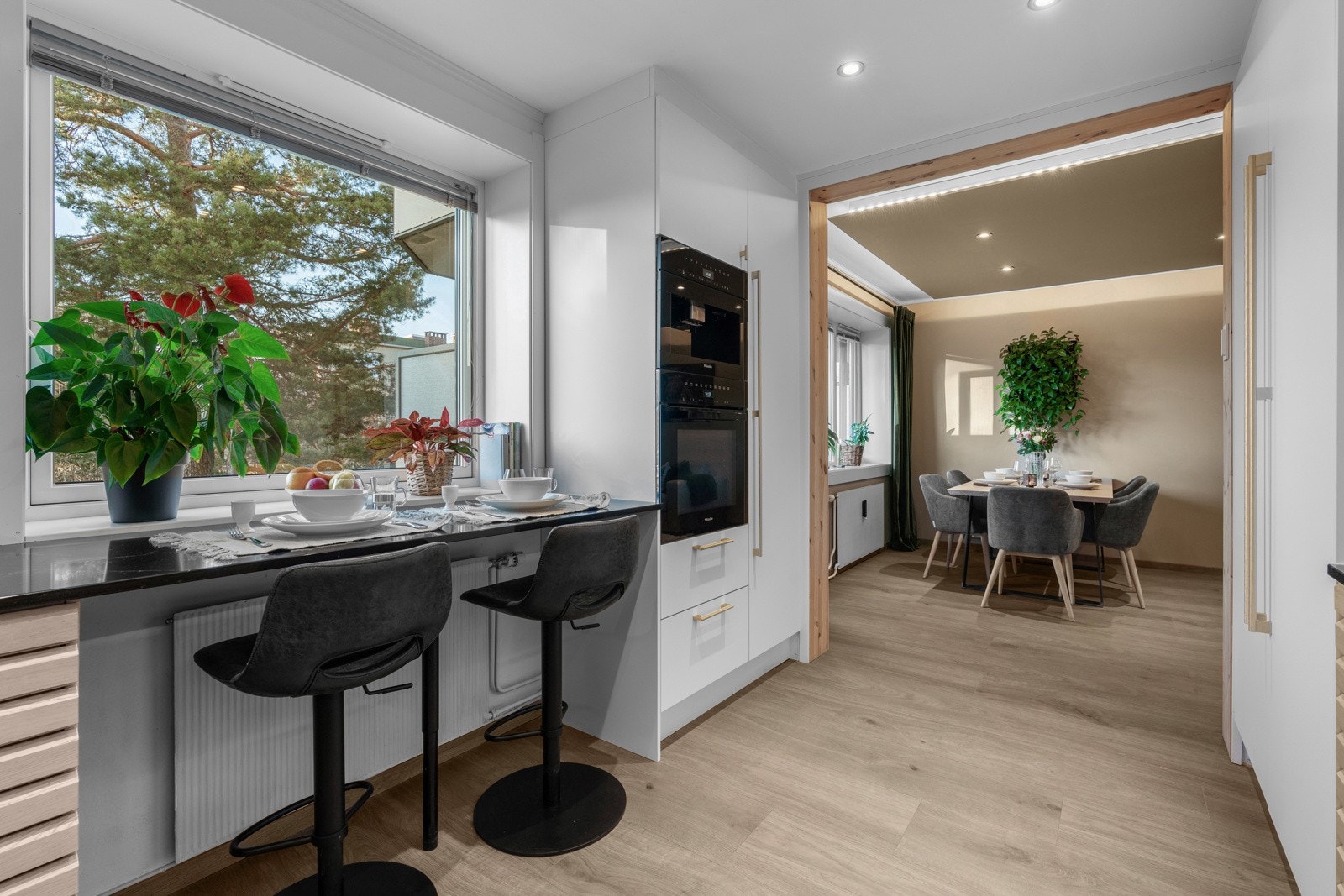 Kjøkkenet er utstyrt med kvalitetsintegrerte hvitevarer fra Miele, innebygd kaffemaskin, samt full størrelse på kjøleskap og fryseskap fra Bosch. Galleribilde