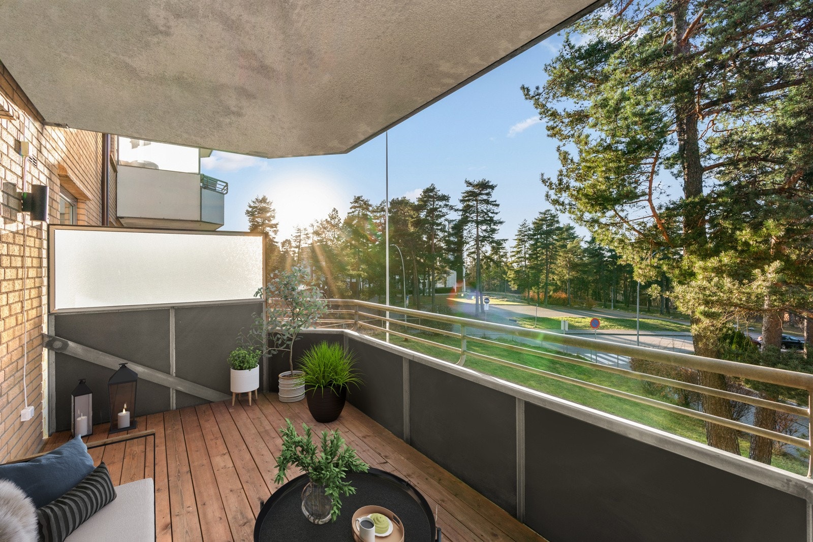 Fra stuen er det utgang til en solrik og romslig balkong på ca.10 m². (Digital styling av balkong kun ment som inspirasjon). Galleribilde