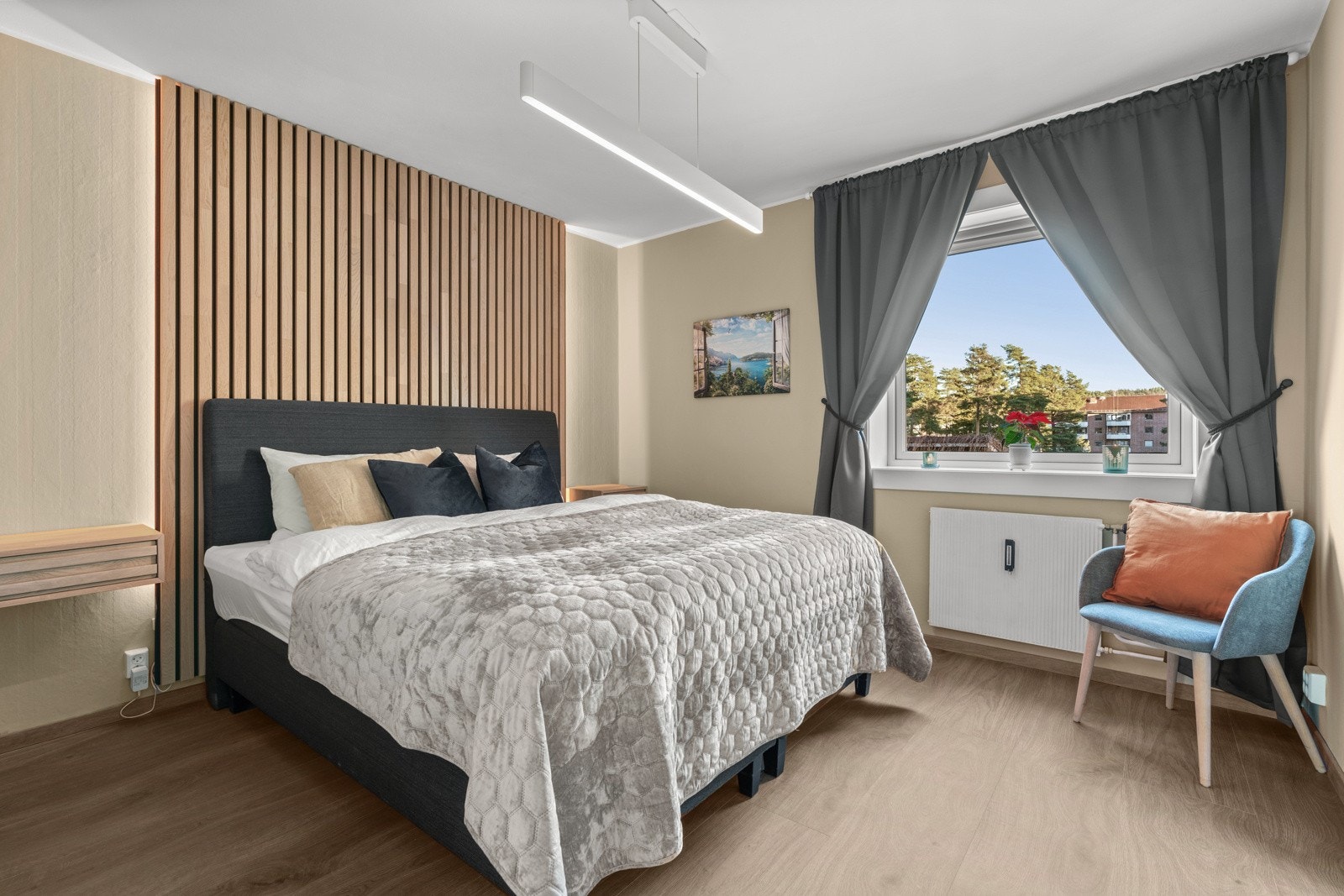 Romslig og innbydende hovedsoverom med dekorativ spilevegg. Galleribilde