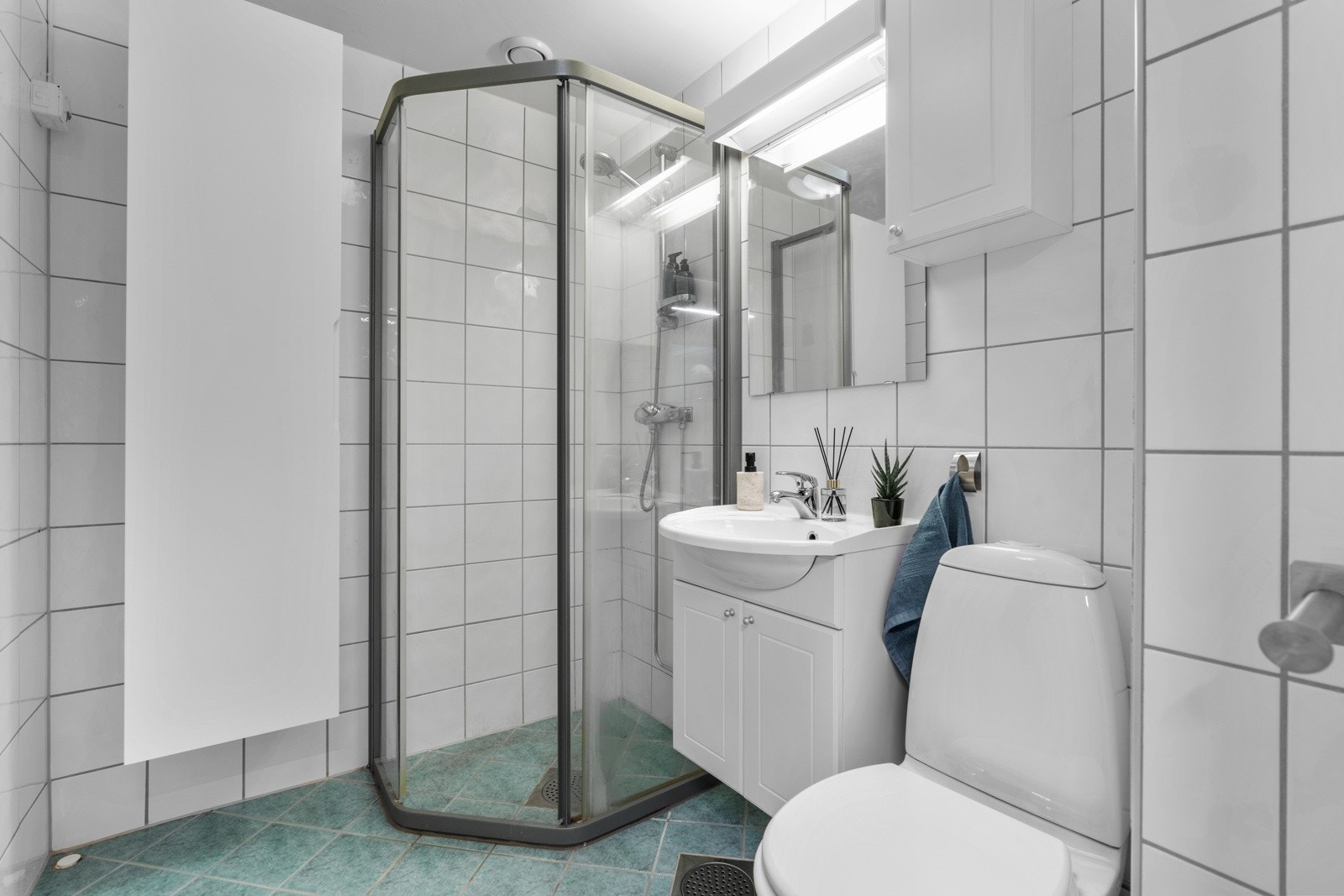 Tidløst baderom med vannbåren gulvvarme i gulv, rehabilitert i 2003 i regi av borettslaget. Galleribilde