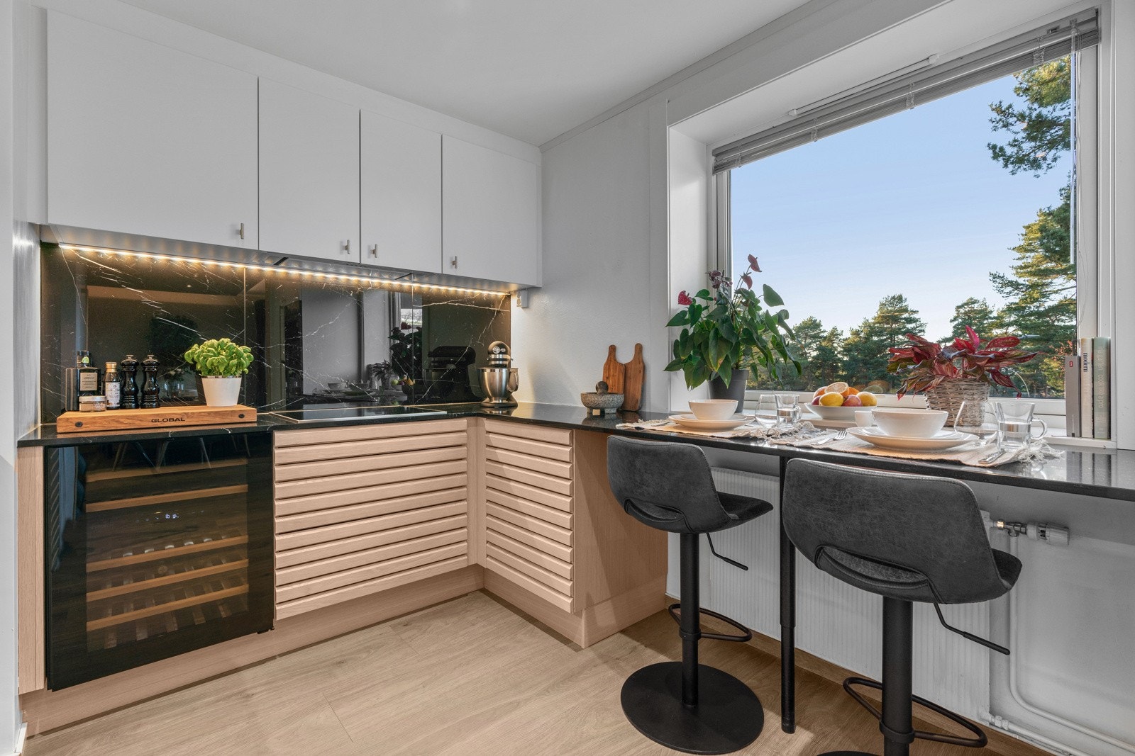 Kjøkkenet har integrert vinskap med temperaturmåler, samt egen barløsning i tilknytning til vinduet. Galleribilde