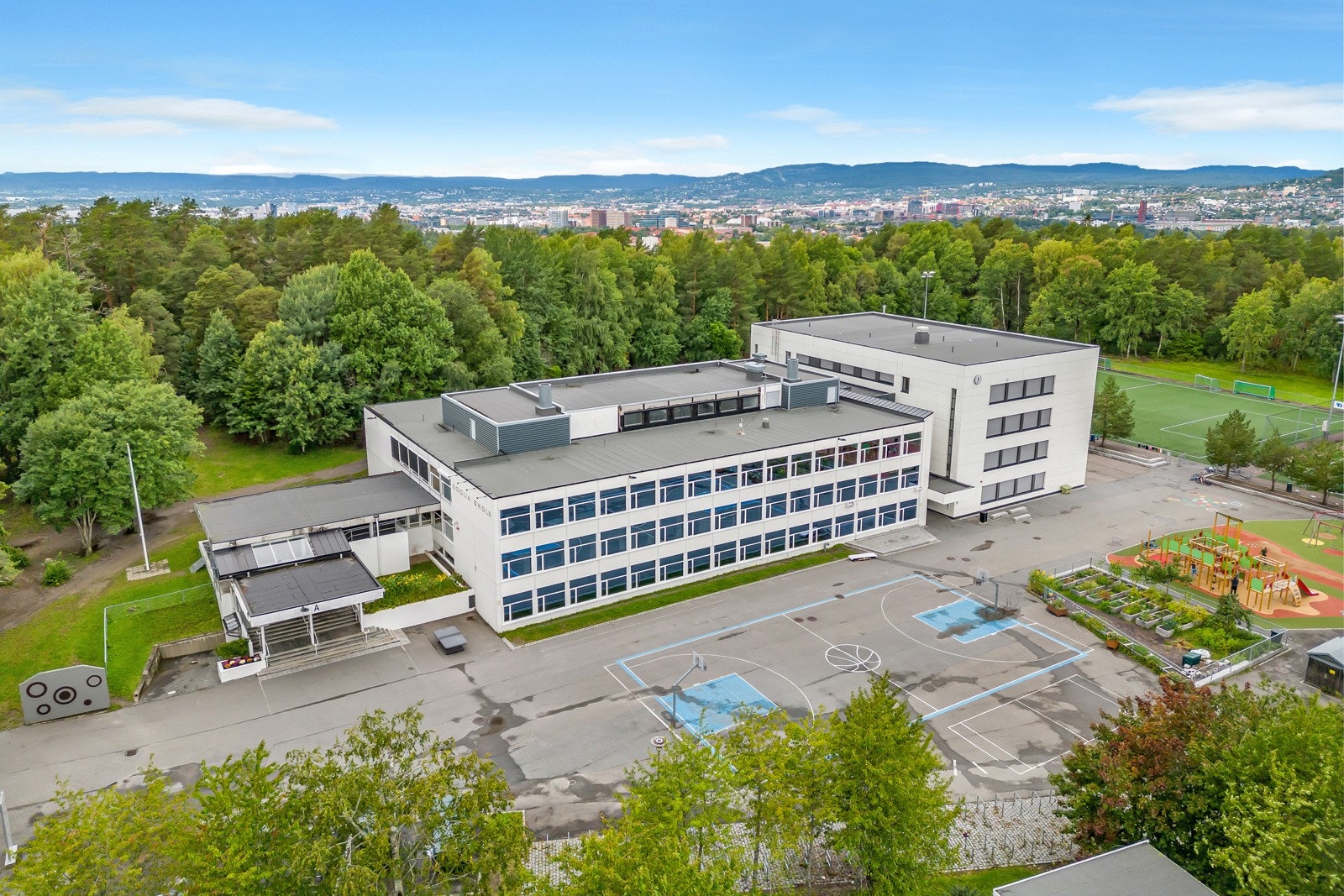 Boligen sokner til populære Godlia barneskole, som ligger i gangavstand fra boligen. Galleribilde