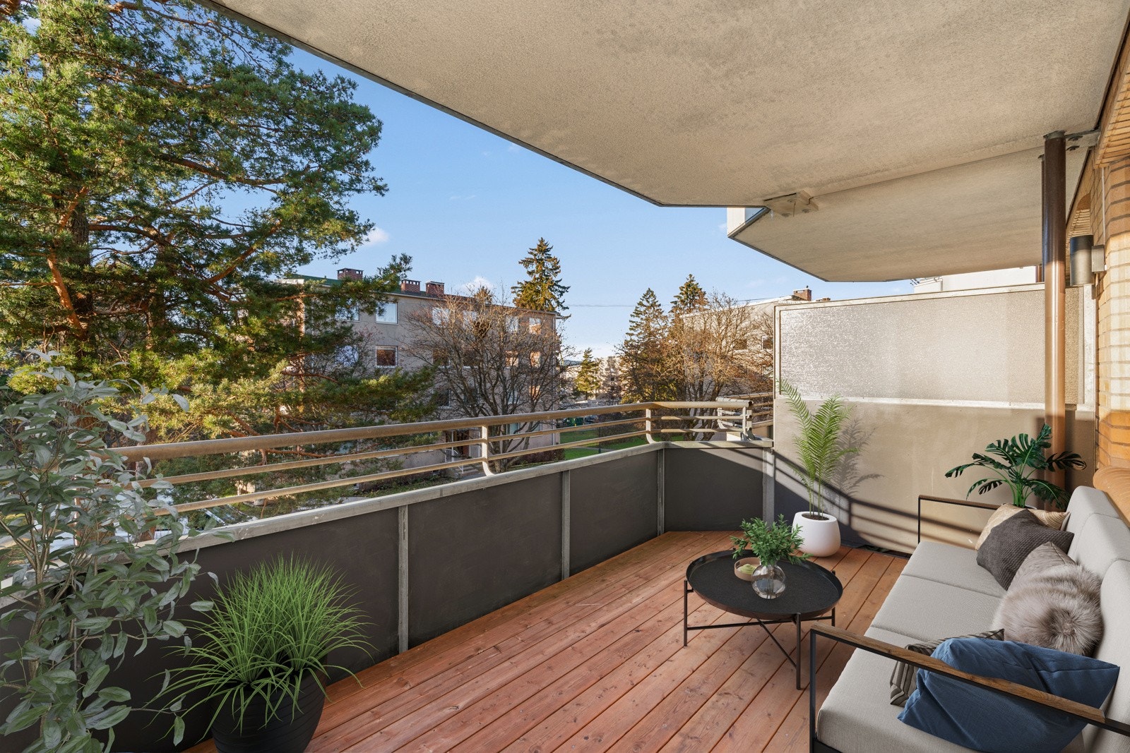 Solbergliveien 94A er en pen 3-roms i andre etasje. Leiligheten ble vesentlig oppgradert i 2021, med bla. et lekkert og påkostet kjøkken fra HTH. Galleribilde