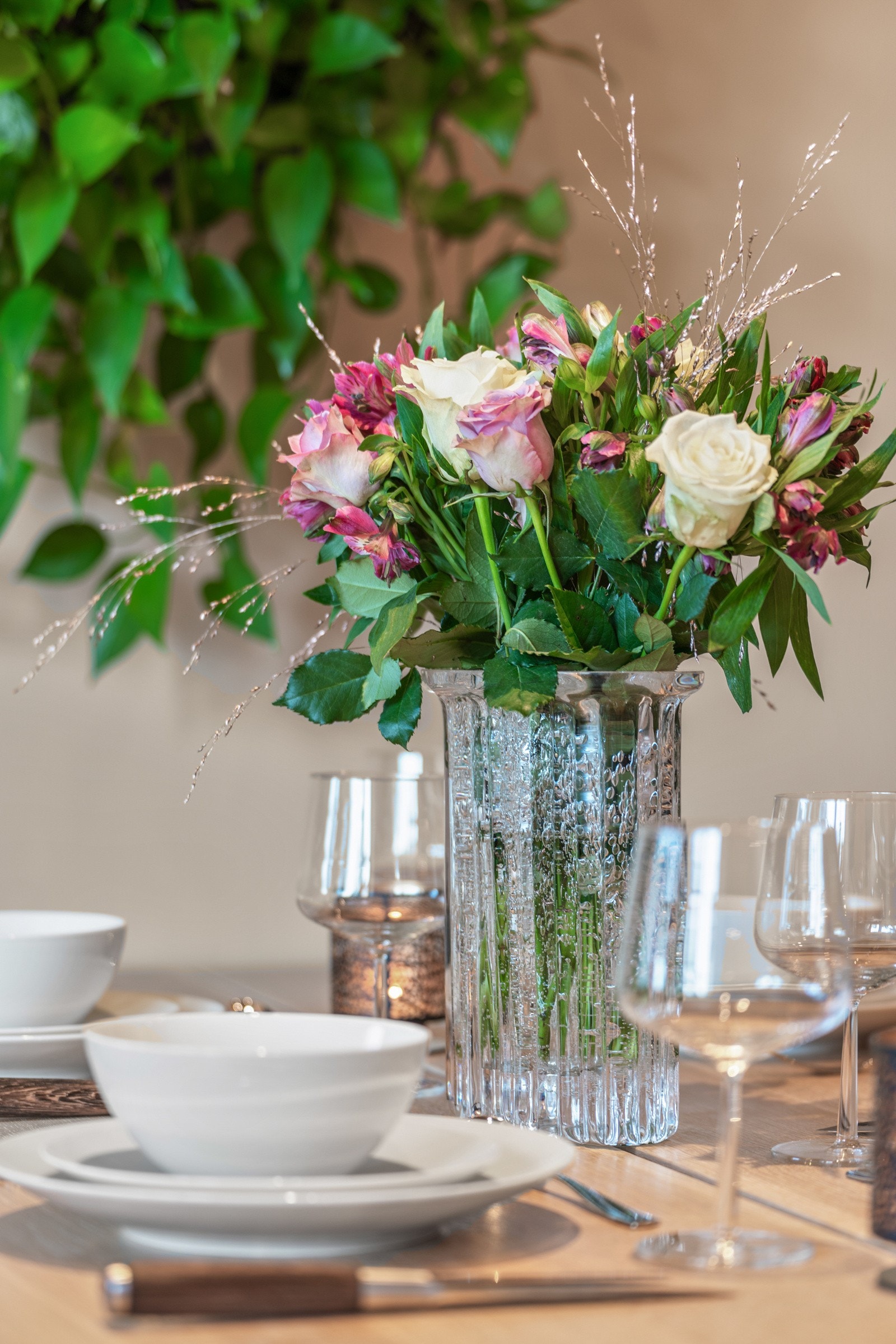 Veggdekor bestående av en levende plantevegg fra Skogluft. Moderne takbelysning som styres med smarthjem-belysning. Galleribilde