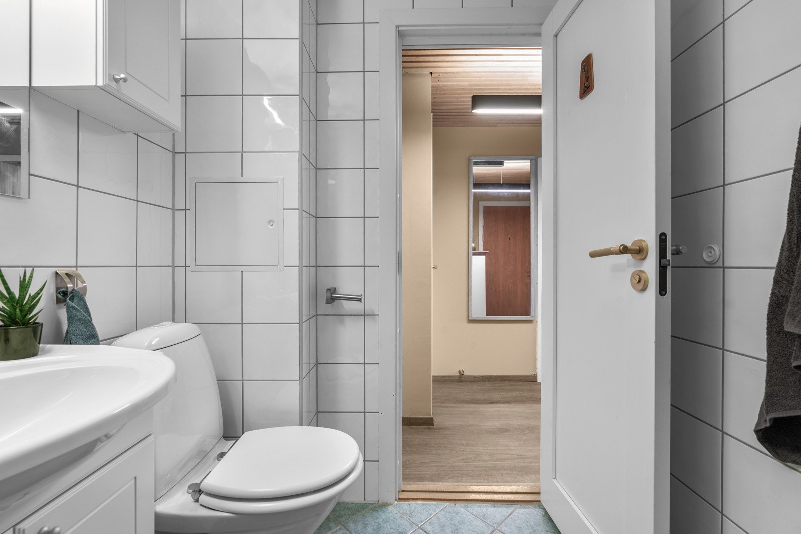 Badet er utstyrt med heldekkende servant med 1-greps armatur, servantinnredning med undersskap, samt to fritthengende overskap. Galleribilde