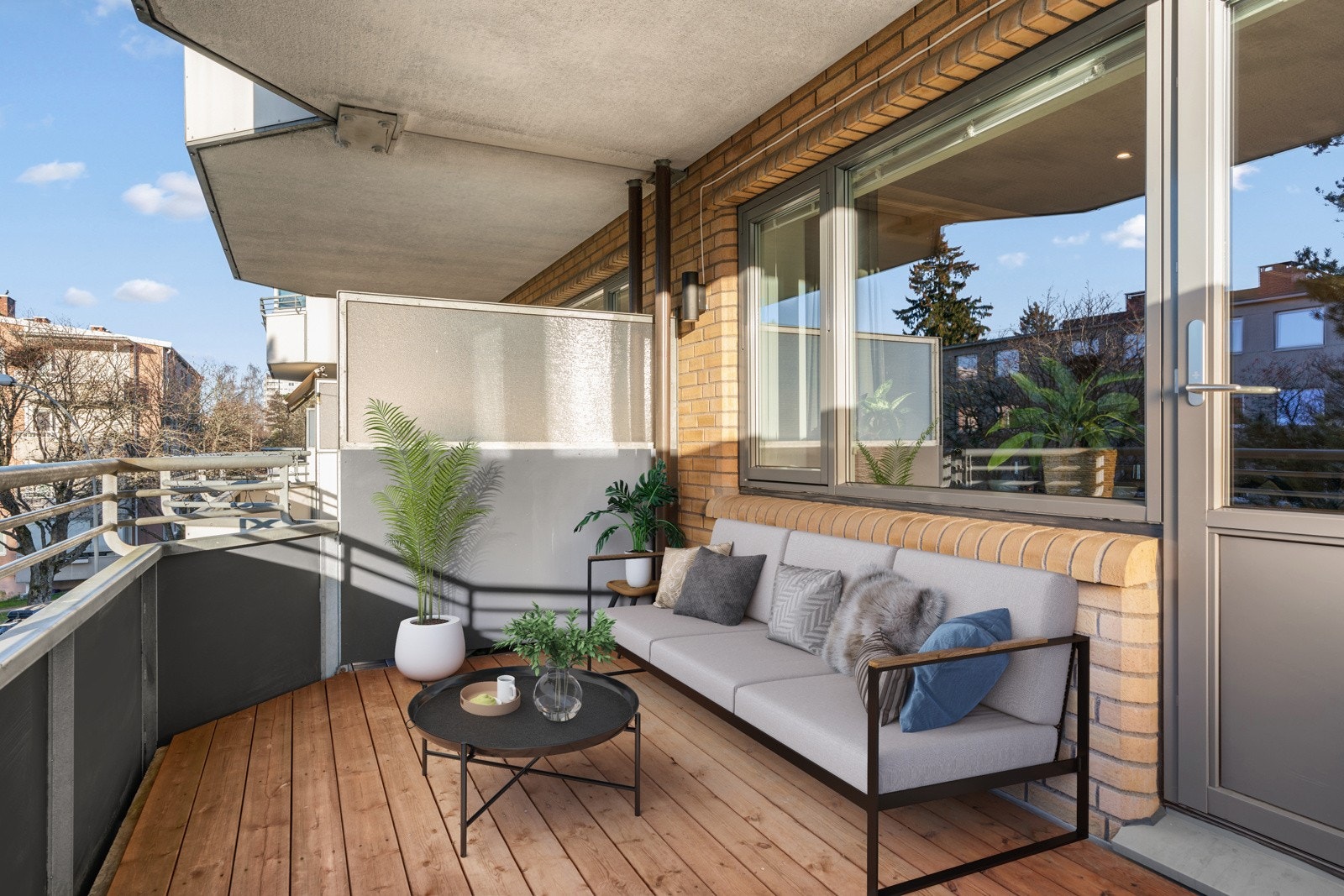 Balkongen er utstyrt med stikkontakt på vegg, samt utebelysning fra Philips Hue. (Digital styling av balkong kun ment som inspirasjon). Galleribilde