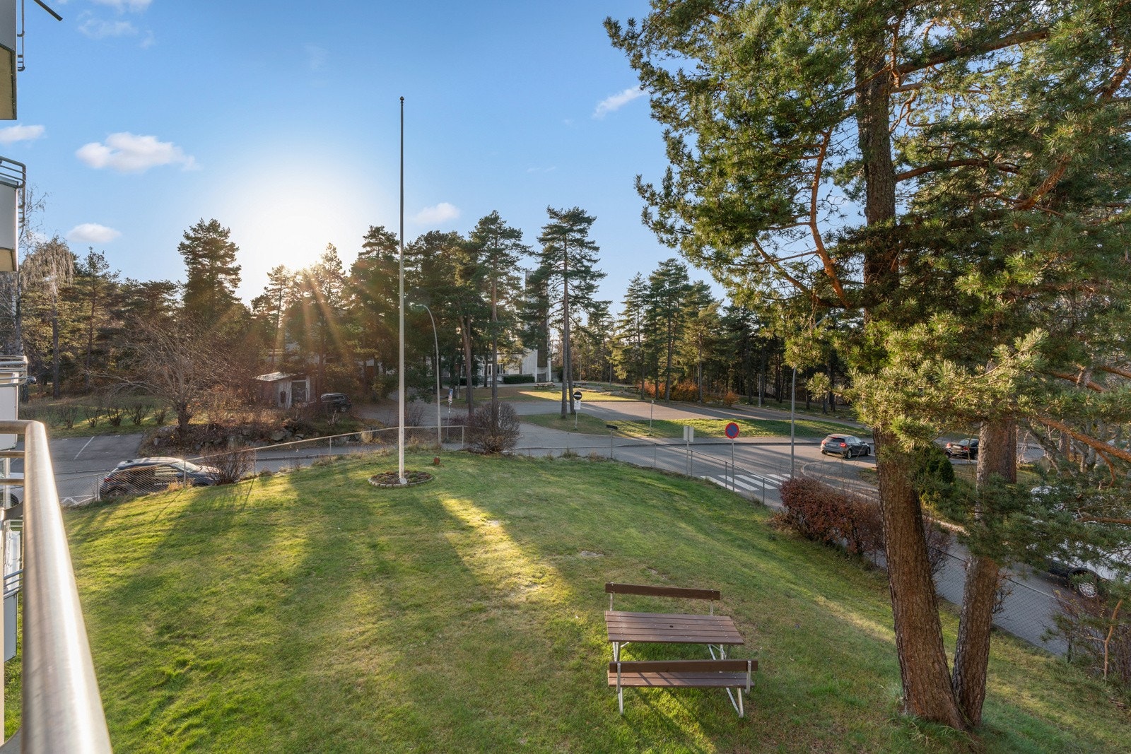 Boligen har en attraktiv beliggenhet i byggets 2. etasje og vender ut mot et grønt og pent fellesareal. Galleribilde