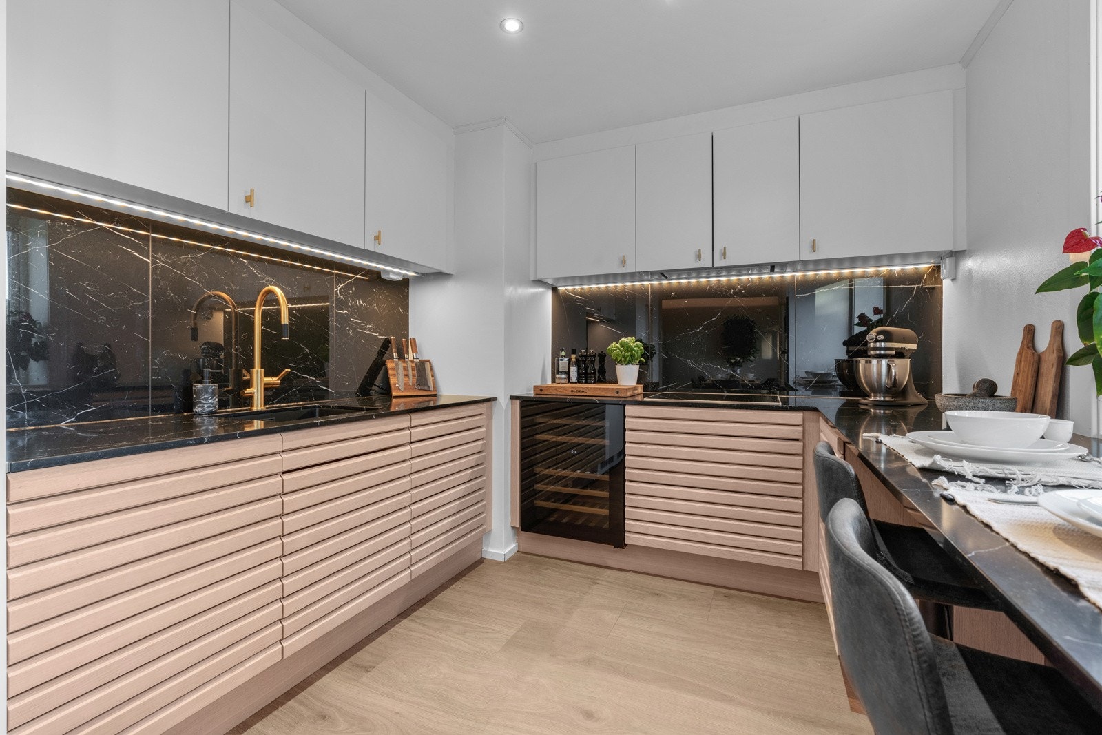 Kjøkkenet er påkostet med blant annet heldekkende kvartskompositt og flisbelagte sprutvegger i matchende utførelse, som gir et eksklusivt uttrykk. Galleribilde